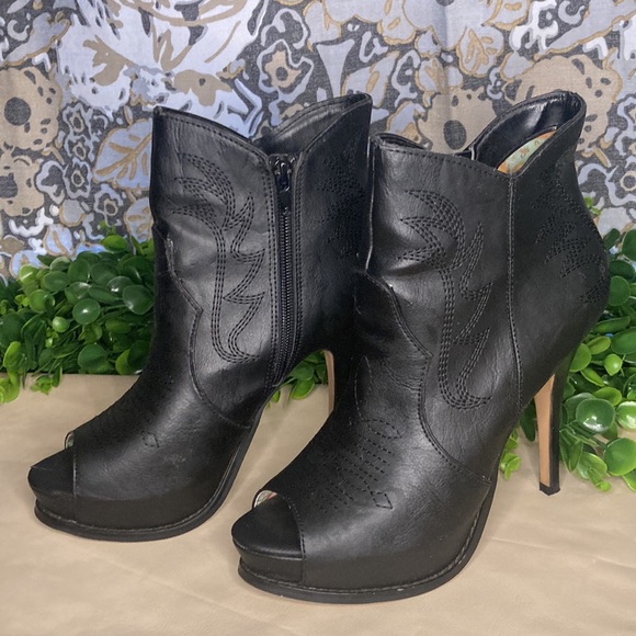 Miranda Lambert snip toe high heel booties. Size 7M Black Escapade - Picture 2 of 11